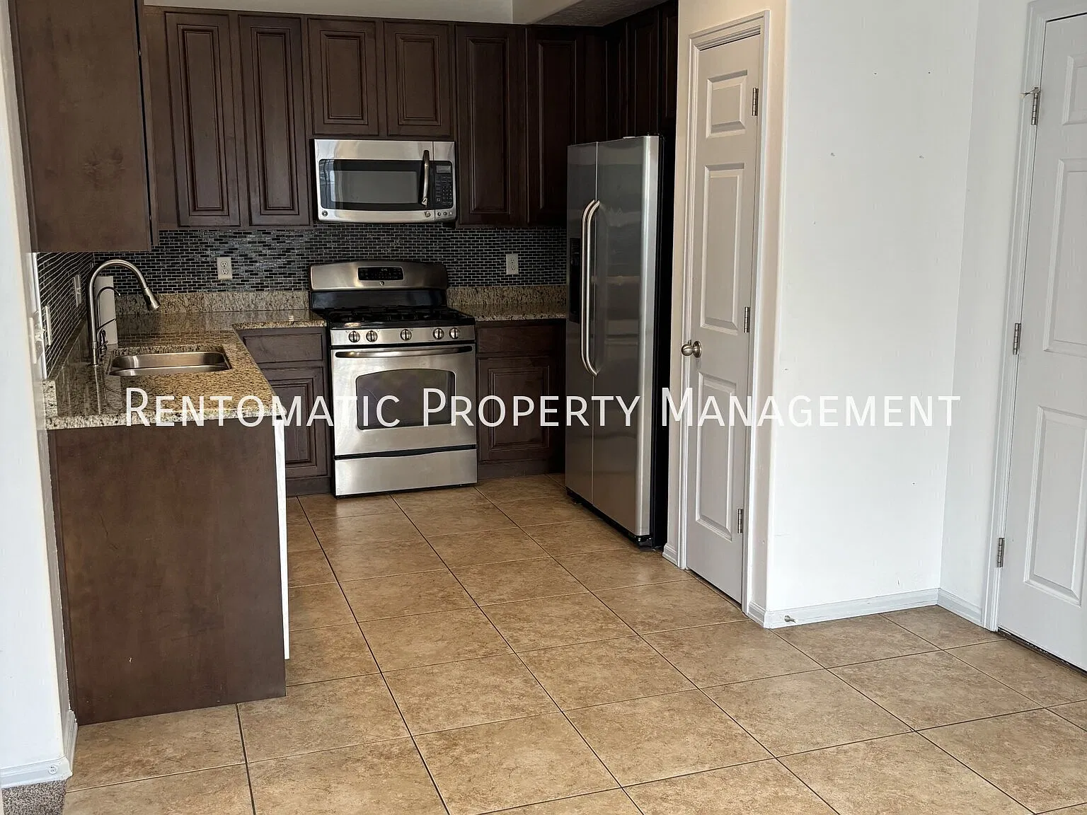 4 bed, 3.5 bath, 2550 sqft, $2,599 — Photo 3