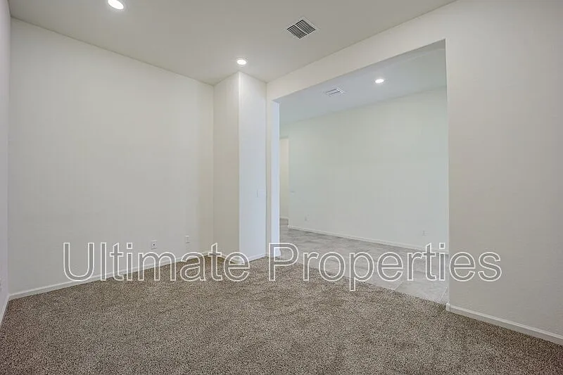 4 bed, 2.5 bath, 2318 sqft, $2,495 — Photo 4