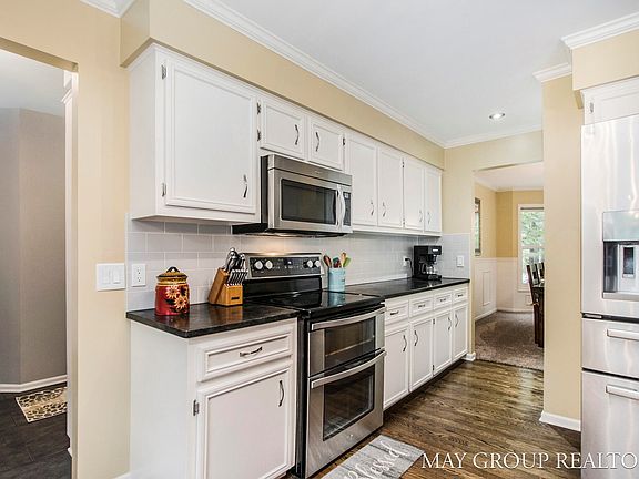 3rd image of 5989 Robin Hill Dr. Ne