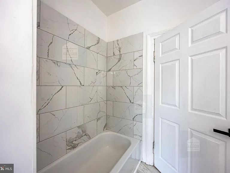 209 E Martin St #B — Photo 15