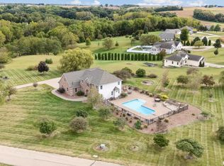 601 Green Hills Dr, Clinton, IA 52732