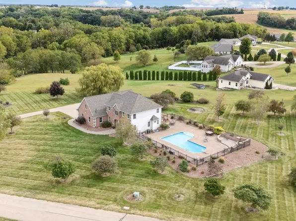 601 Green Hills Dr, Clinton, IA 52732