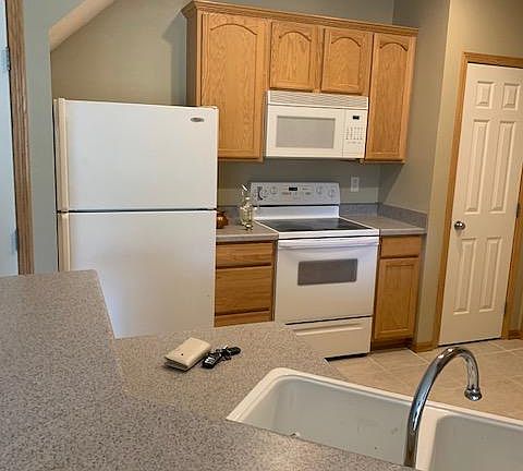4th image of 3919 NE Gardenia Ln