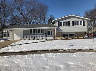 420 Nash Rd, Crystal Lake, IL 60014