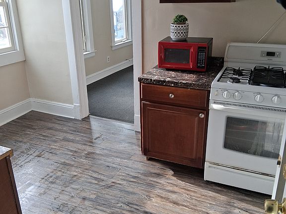 3rd image of 3719 W 42nd St #Up