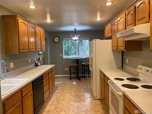 5th image of 22611 Brookside Ct SE