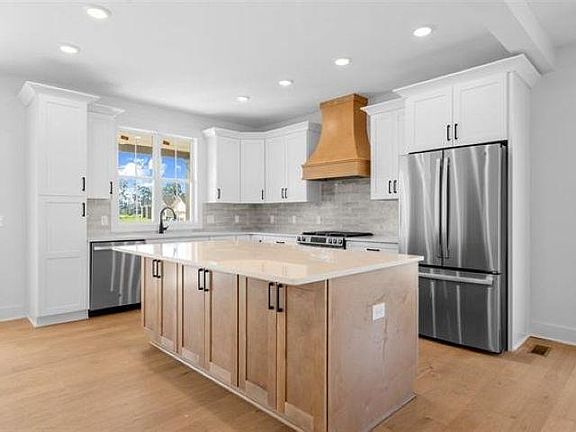 4th image of 396 Olympia Ct