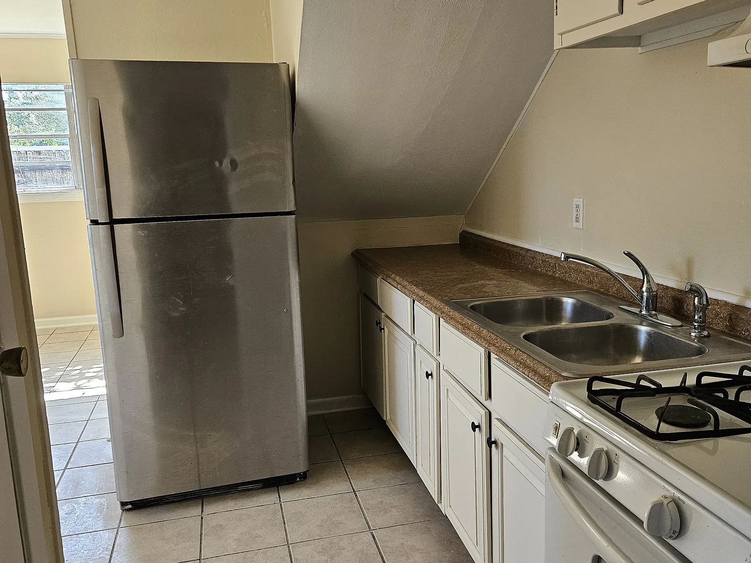 3 bed, 1.5 bath, 2100 sqft, $975 — Photo 3
