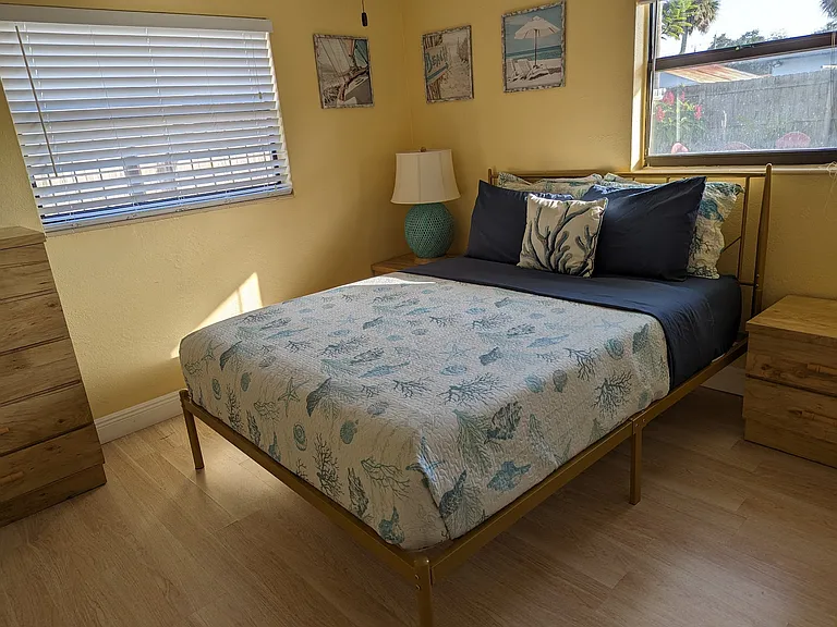 2nd bedroom with queen sized bed