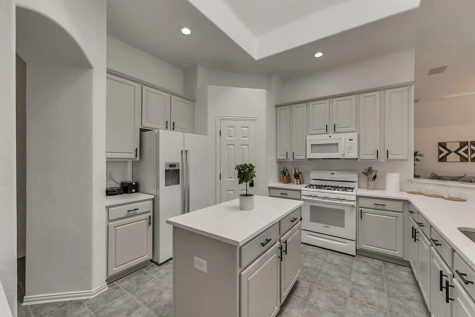4 bed, 2.0 bath, 2152 sqft, $7,894 — Photo 4
