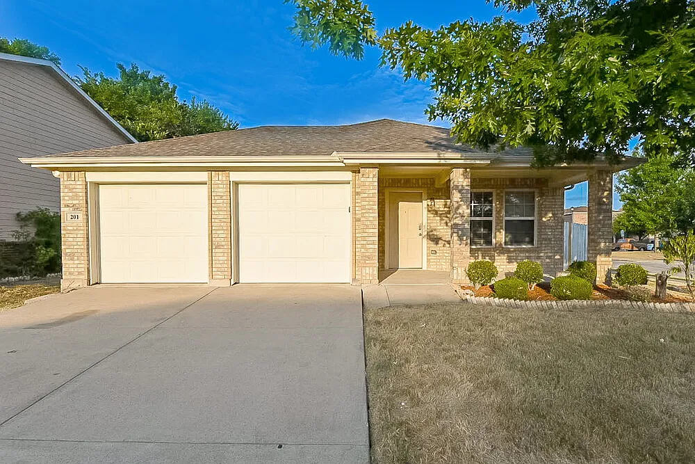 3 bed, 2.0 bath, 1369 sqft, $1,985 — Photo 1