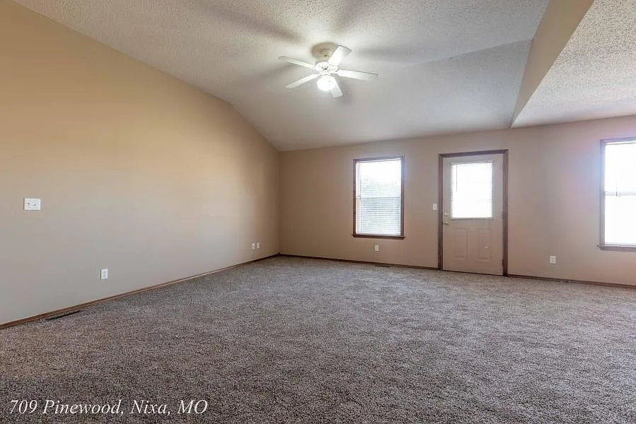 Great 3 BR 2 BA home close to Matthews Elementary and Nixa High School — Photo 4
