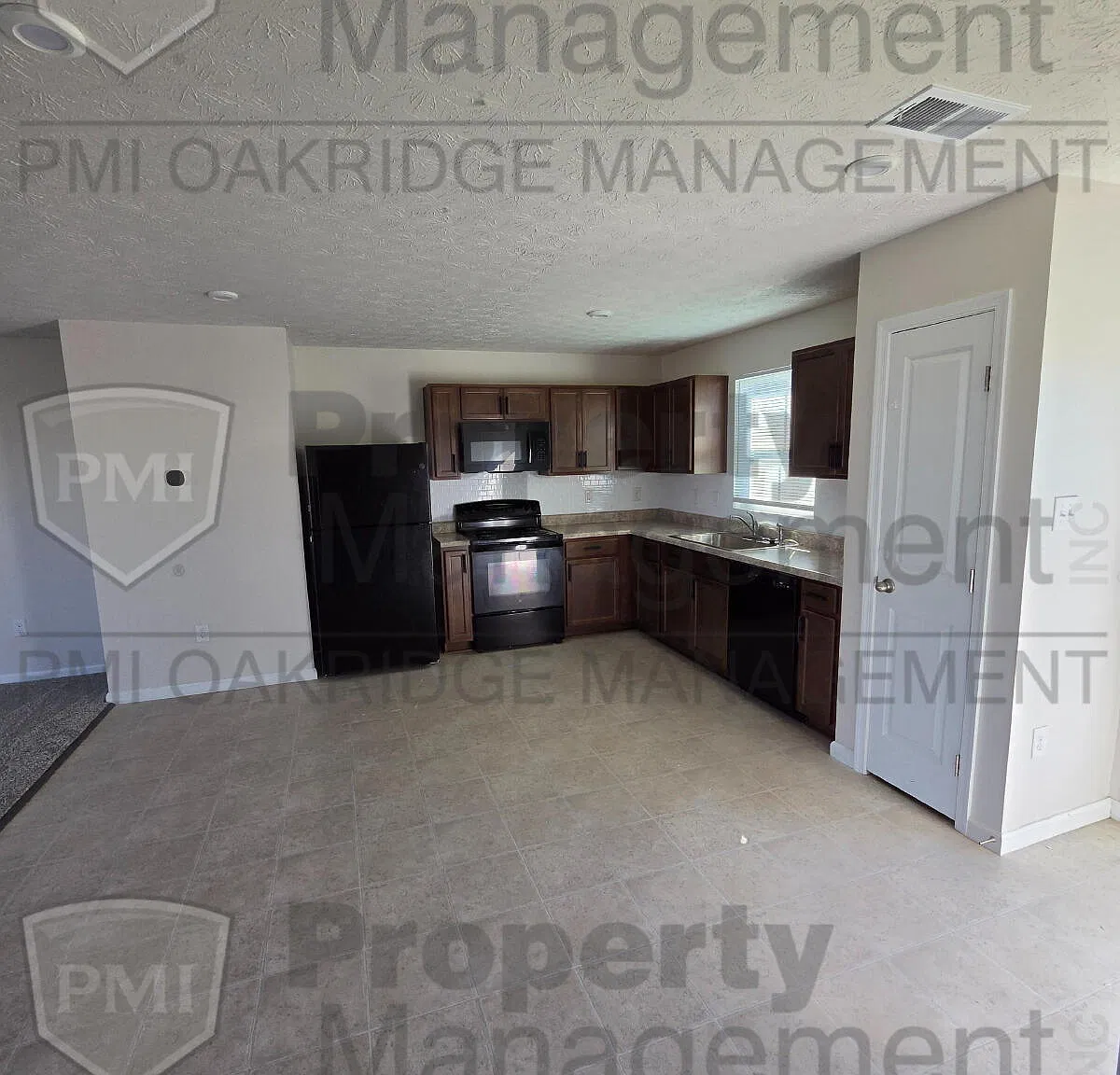 3 bed, 2.5 bath, 1440 sqft, $2,200 — Photo 4