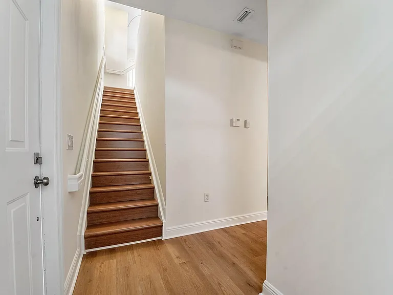 560 NW 39th Cir #560 — Photo 16