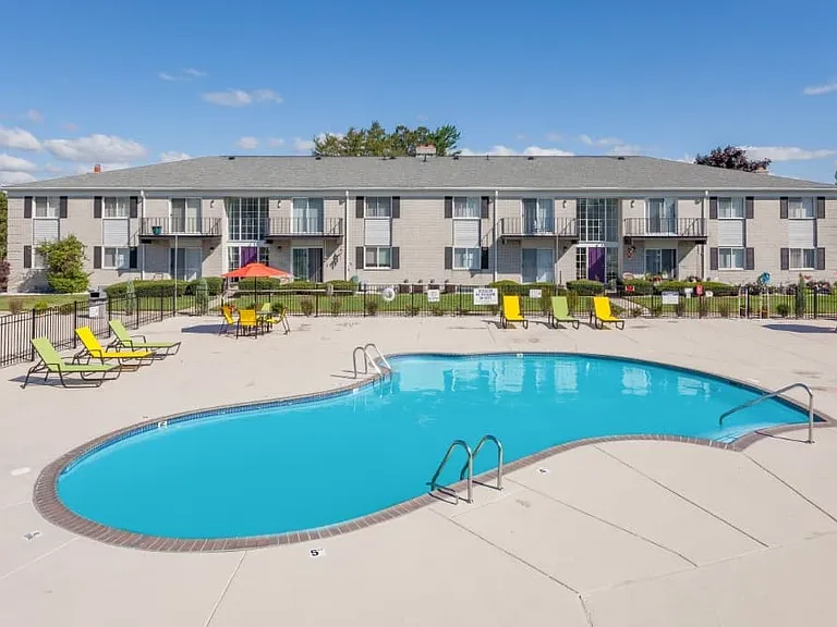 Regents Court Apartments — Photo 4