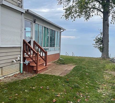 5th image of 3290 Edgewater Dr