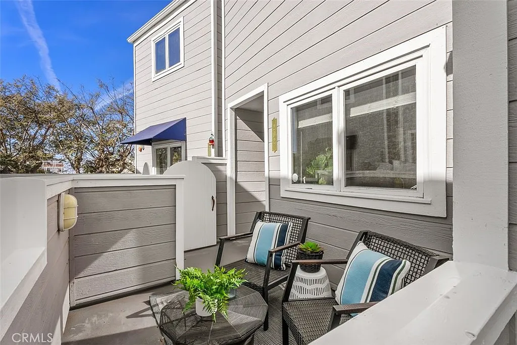 2 bed, 2.5 bath, 1358 sqft, $6,250 — Photo 4