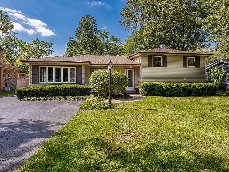 1st image of 22W541 Sycamore Dr