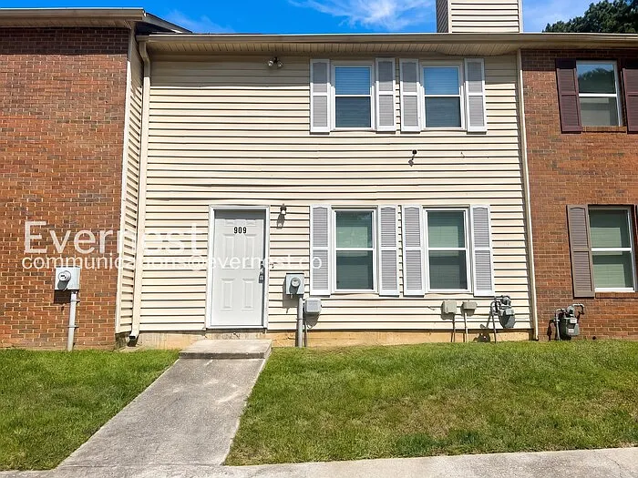 909 Silverwood Dr