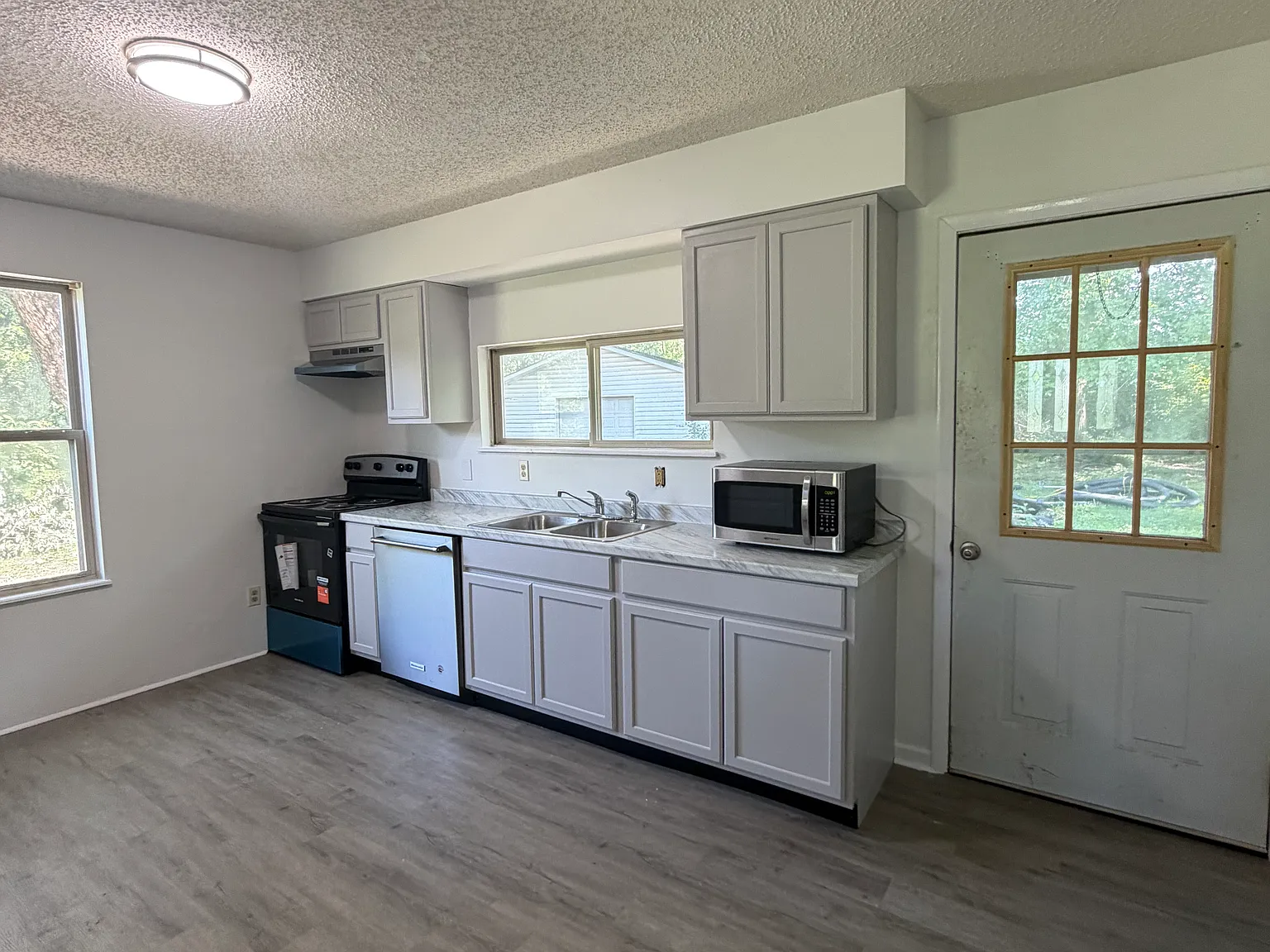 3 bed, 1088 sqft, $2,195 — Photo 2