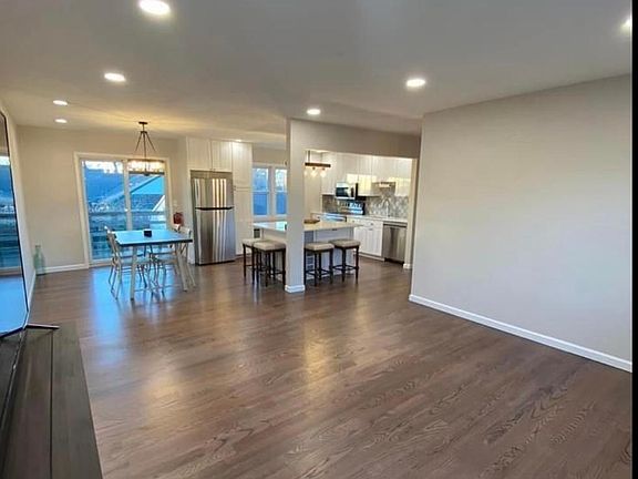 4th image of 300 Beachwood Blvd