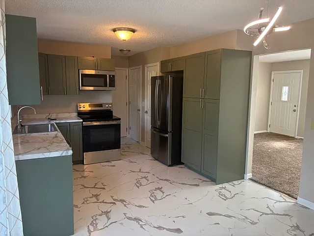 1077 Thorndale Ave — Photo 3
