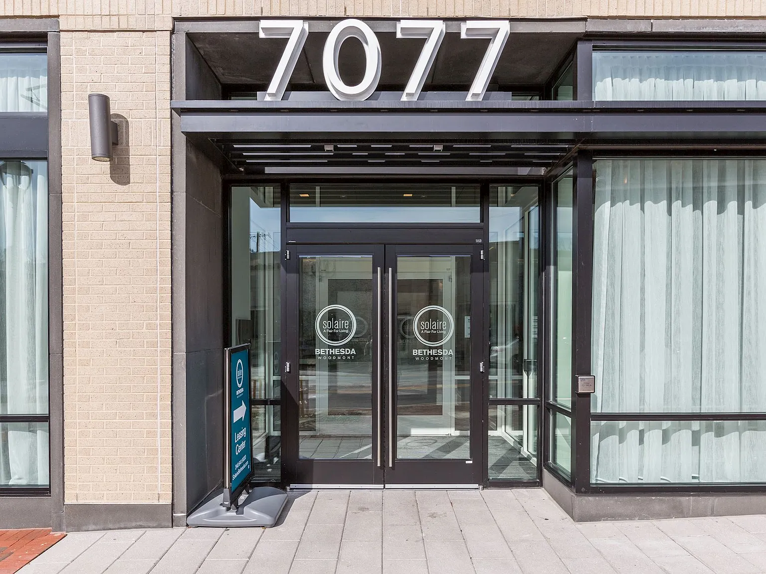 Solaire 7077 Woodmont — Photo 3