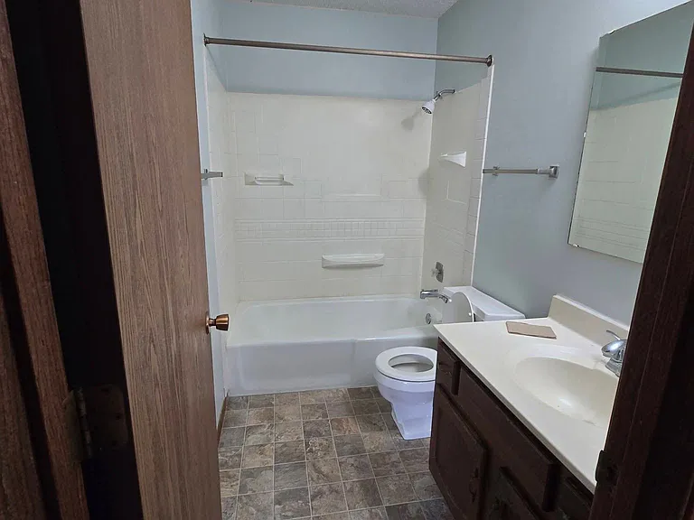20 Lakeshore Dr #3 — Photo 5