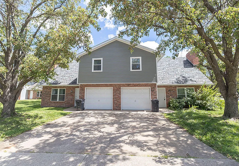 1915 Greenleaves Ct