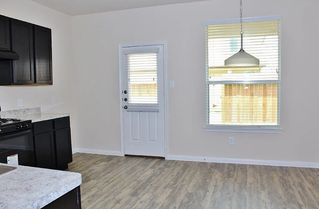 3 bed, 2.0 bath, 1433 sqft, $1,775 — Photo 3
