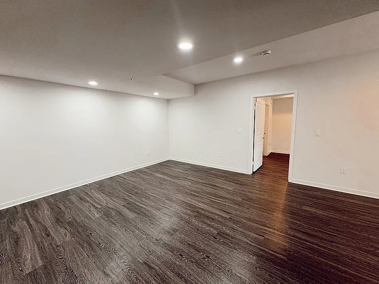 6332 Woodman Ave #4 — Photo 2