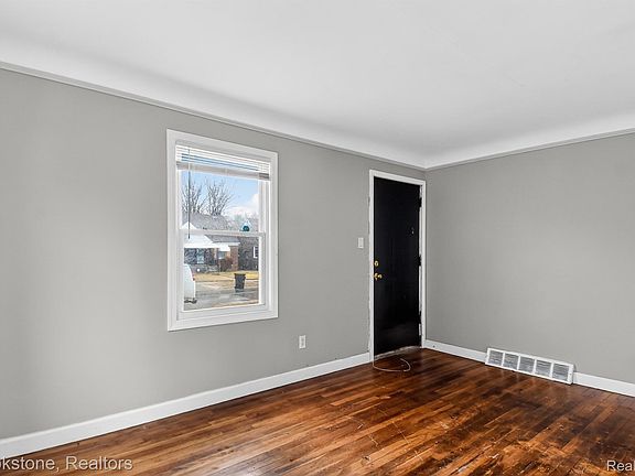 4th image of 16410 Novara St