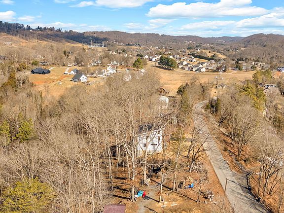 4th image of 567 Lakeside Dr