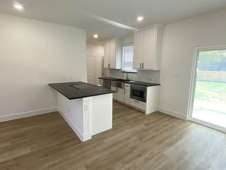 622 W Florence St — Photo 6