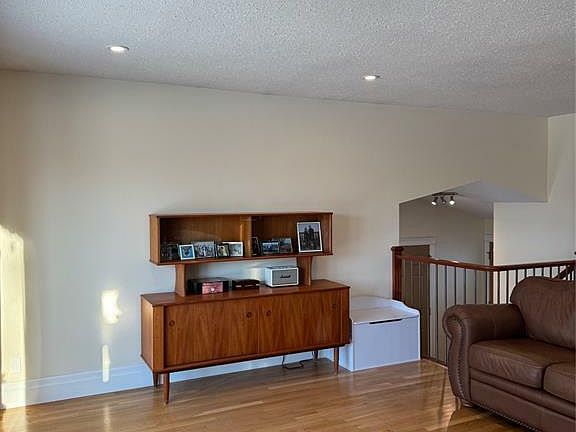 4th image of 2506 Cardinal Cres