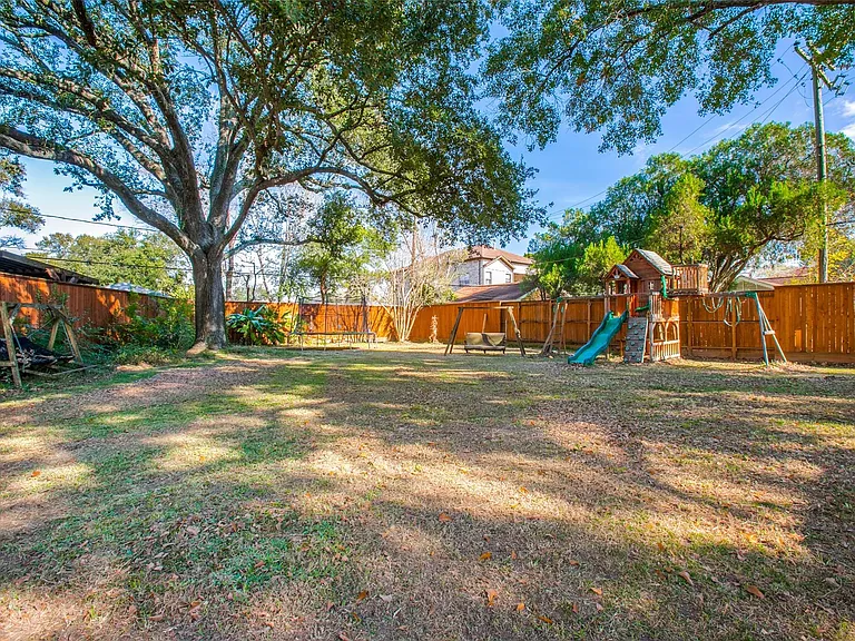 8503 Manhattan Dr — Photo 41