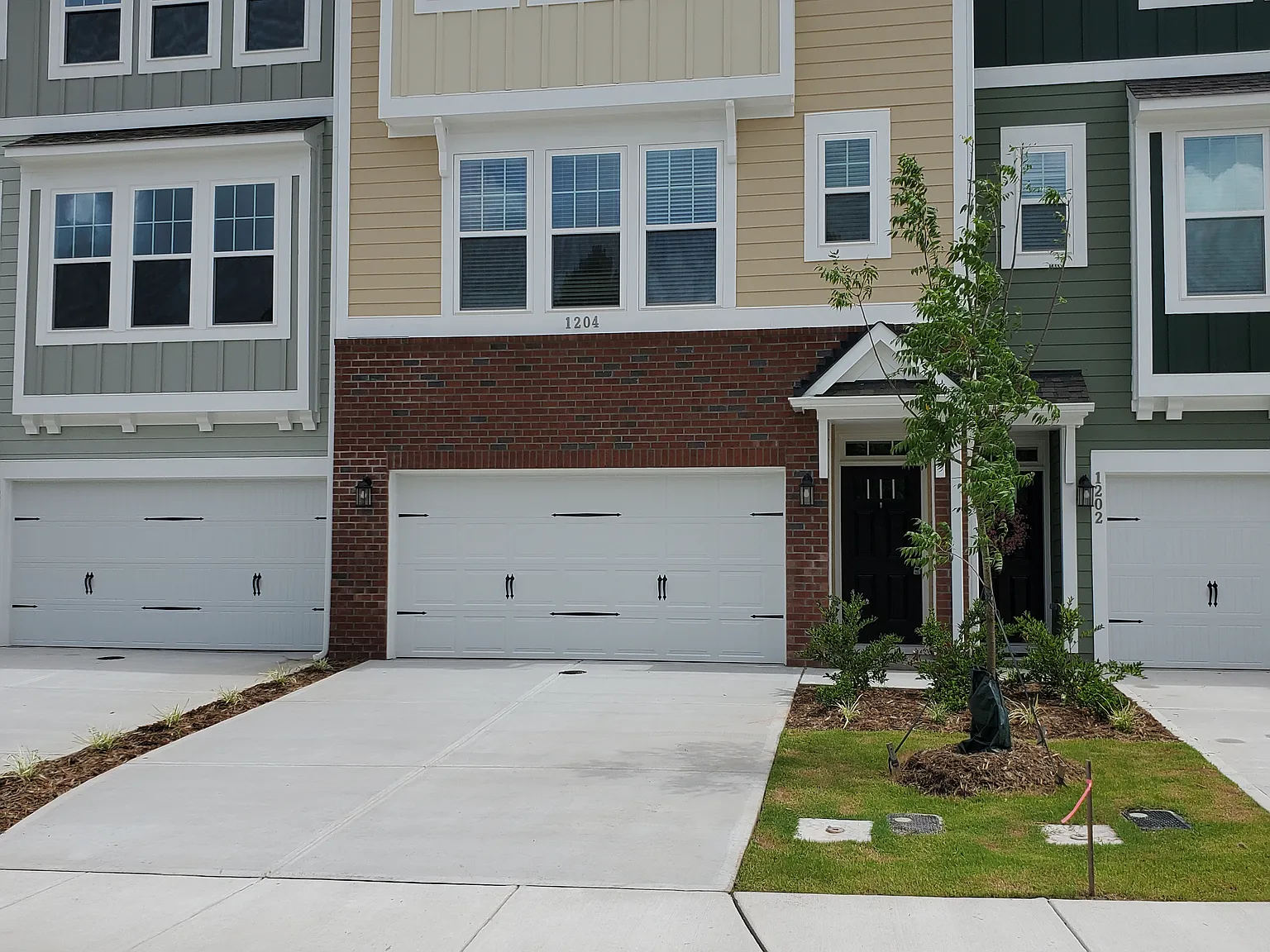 4 bed, 3.5 bath, 2363 sqft, $2,400 — Photo 1
