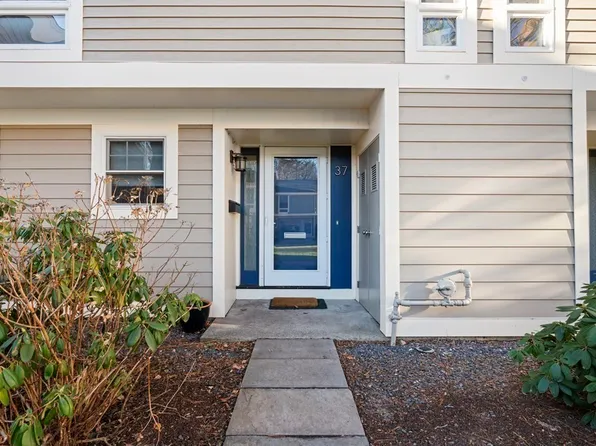 11 Oak St Unit 15, Wellesley, MA 02482