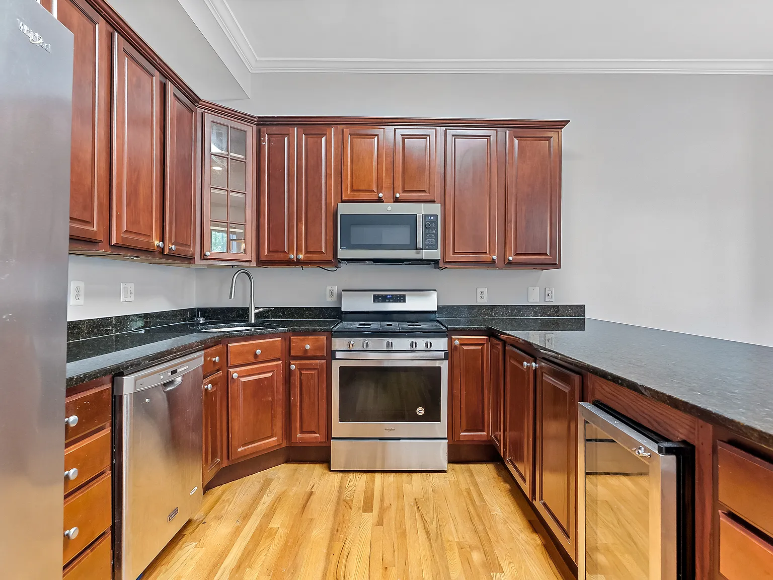 4 bed, 2.5 bath, 2420 sqft, $5,950 — Photo 3
