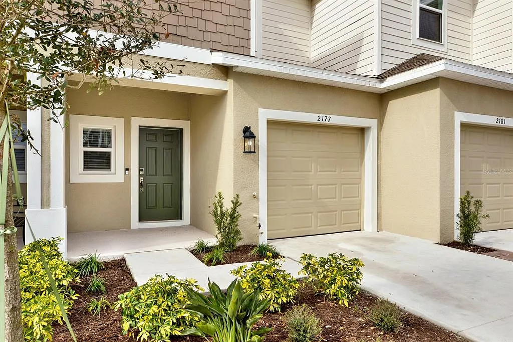 3 bed, 2.5 bath, 1373 sqft, $1,995 — Photo 3