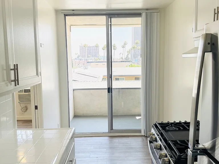 410 S Alexandria Ave — Photo 7