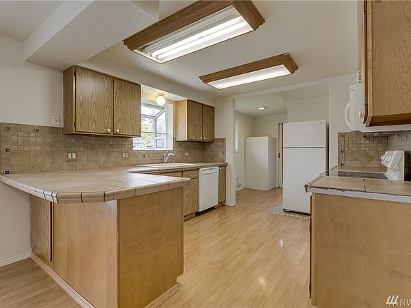 4th image of 1365 Cedar Ave