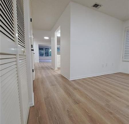 3rd image of 1402 Coral Oak Ln