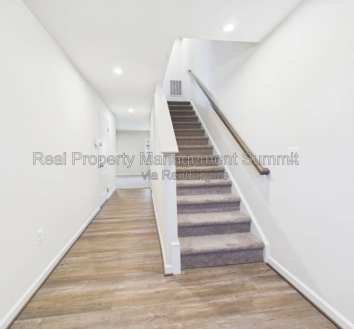 3 bed, 2.5 bath, 1940 sqft, $2,100 — Photo 2