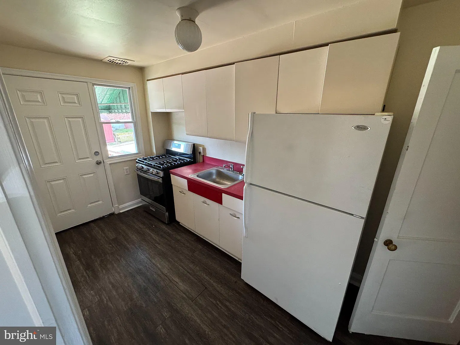 3 bed, 1.5 bath, 1080 sqft, $2,000 — Photo 4