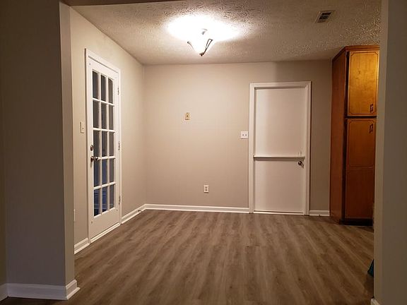 3rd image of 373 Agnes Ct
