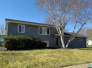 6305 W Cheyenne Dr, Sioux Falls, SD 57106