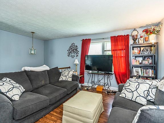5th image of 104 Bolton Ave