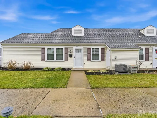 205 Madison Ln #C, Monroe Township, NJ 08831