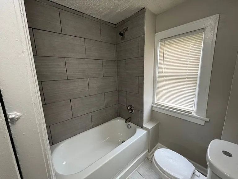 87-97 Burgess — Photo 16
